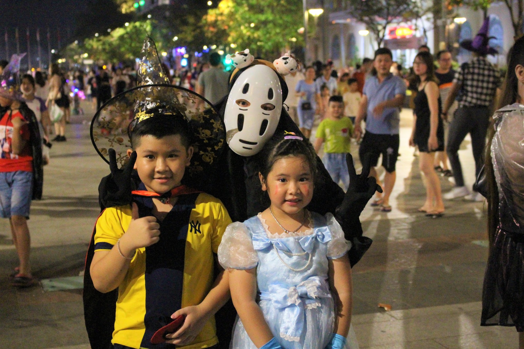 Dòng người nườm nượp đổ về phố đi bộ Nguyễn Huệ chơi Halloween
