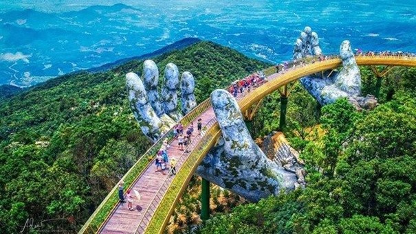 Cầu Vàng - kiến trúc độc đáo với đôi bàn tay khổng lồ.
