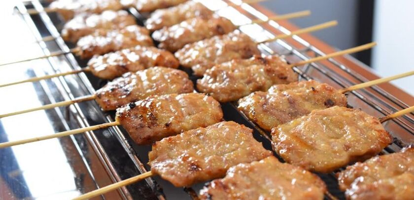 Thịt xiên nướng Thái Lan thường có dạng dẹt, hình giống que kem.