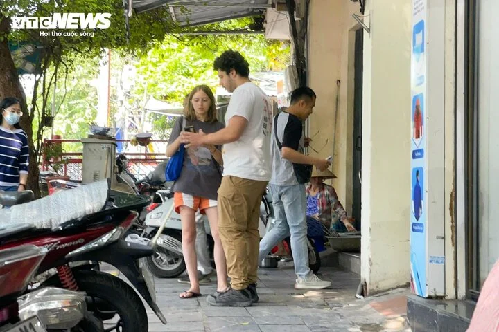 Để đi vào được bên trong, ở hai đầu tuyến phố cà phê đường tàu mới mọc thường có nhiều nhân viên, hay chủ quán cà phê ra dẫn khách vào. Để không gây chú ý từ phía cơ quan chức năng, họ dẫn khách du lịch đi qua một con ngách nhỏ, thông qua nhà và đến trực tiếp quán cà phê bên trong.