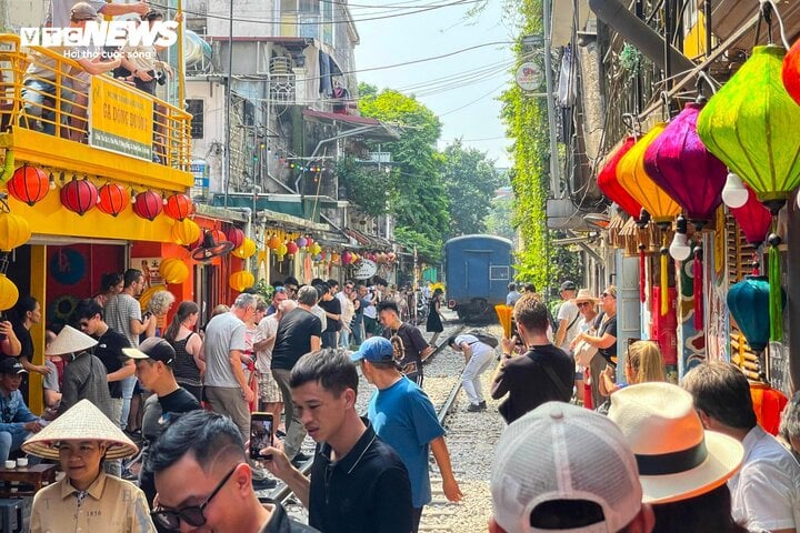 Tàu bắt đầu chạy, khi đó du khách mới đứng sát vào lề đường để tàu chạy qua. Lúc này, các chủ tiệm cà phê mới ra tín hiệu đứng sát lề đường để du khách biết để tránh.