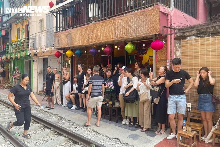 Tàu bắt đầu chạy, khi đó du khách mới đứng sát vào lề đường để tàu chạy qua. Lúc này, các chủ tiệm cà phê mới ra tín hiệu đứng sát lề đường để du khách biết để tránh.
