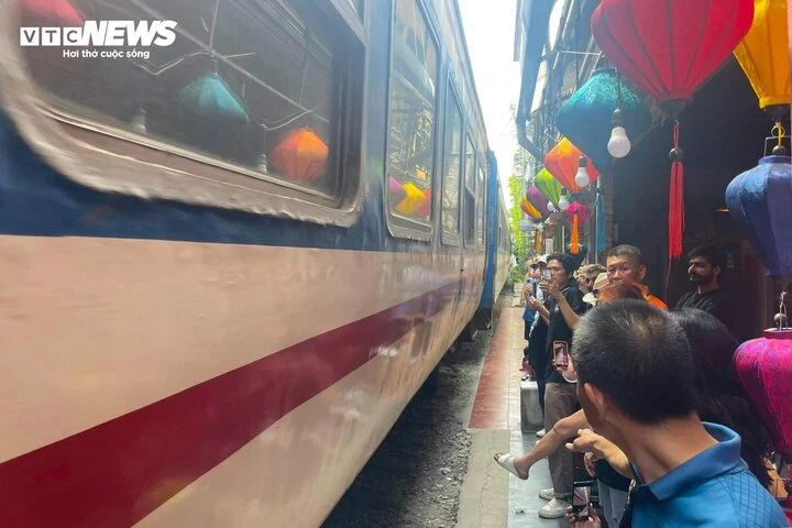 Ngay sau khi tàu đi qua, người dân và du khách quốc tế lại đổ xô ra khu vực đường ray để ghi lại hình ảnh tàu chạy.
