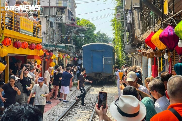 Ngay sau khi tàu đi qua, người dân và du khách quốc tế lại đổ xô ra khu vực đường ray để ghi lại hình ảnh tàu chạy.