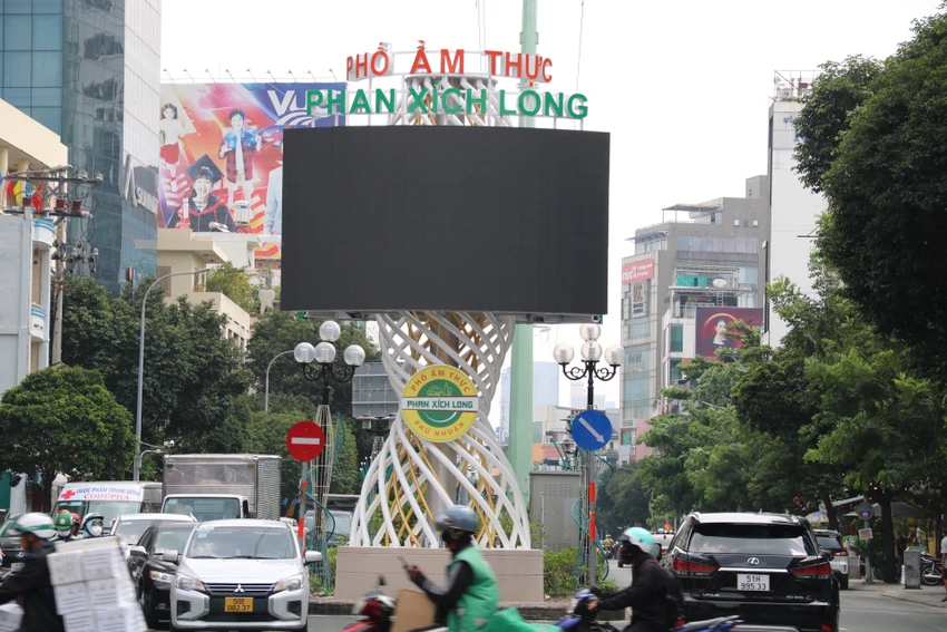 Cổng chào khu phố ẩm thực Phan Xích Long