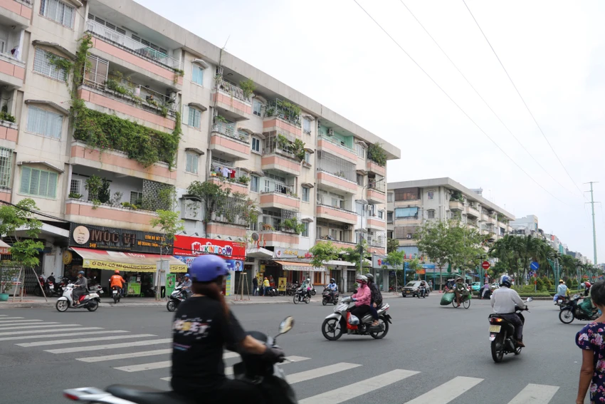 Khu phố có lượng người qua lại đông đúc