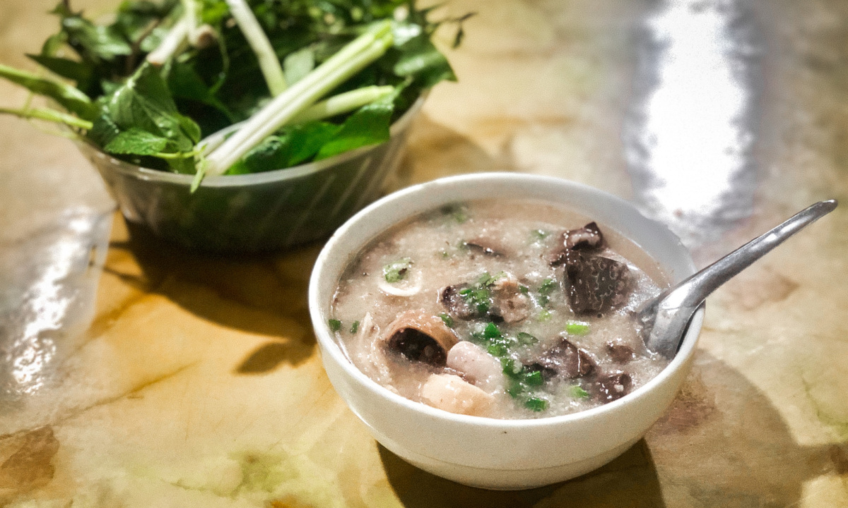 Cháo lòng và gan hầm giá 30.000 đồng một bát.