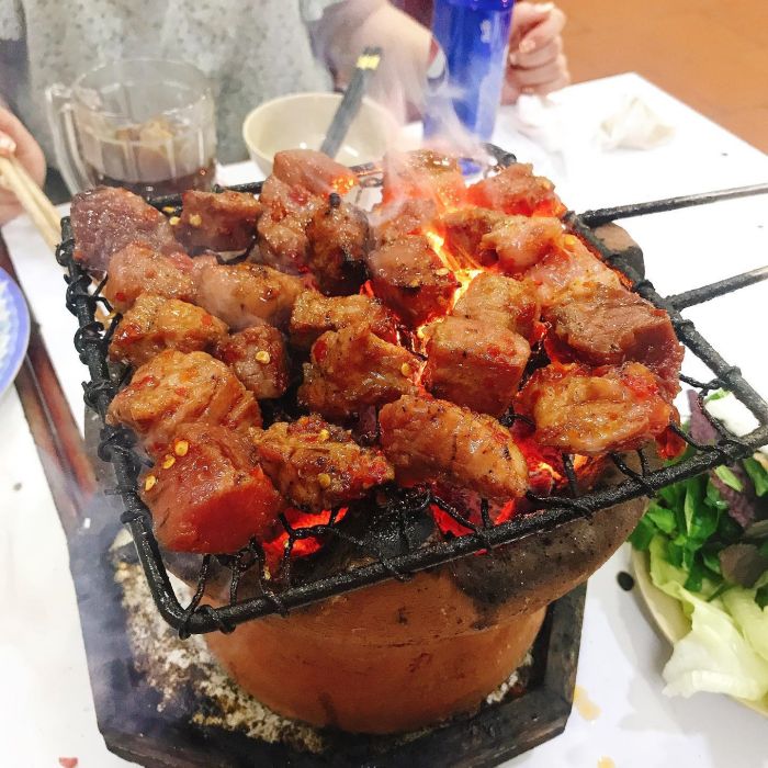 Bò nướng Lạc Cảnh thường để thực khách nướng trực tiếp trên bếp than.