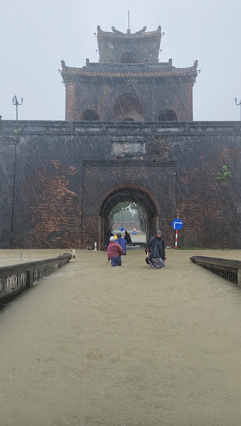 Khung cảnh kinh thành Huế bị ngập do mưa lũ