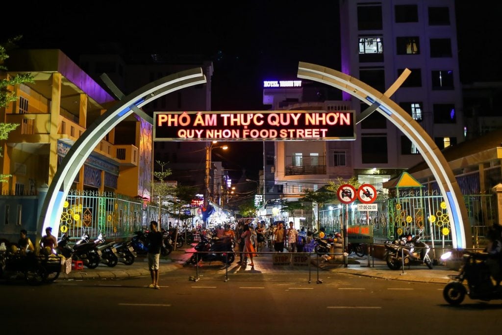 Bên cạnh quảng trường rộng lớn thì phố ẩm thực Quy Nhơn cũng là điểm du lịch trong nội thành được du khách ưa thích. 