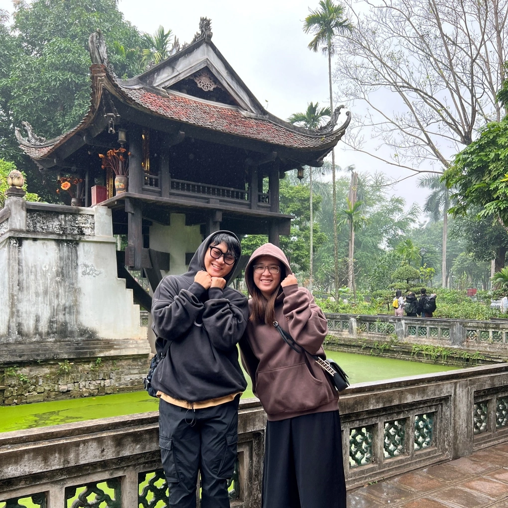 Tranh thủ những ngày ở thủ đô, Nhân cùng bạn ghé thăm các điểm đến nổi tiếng.