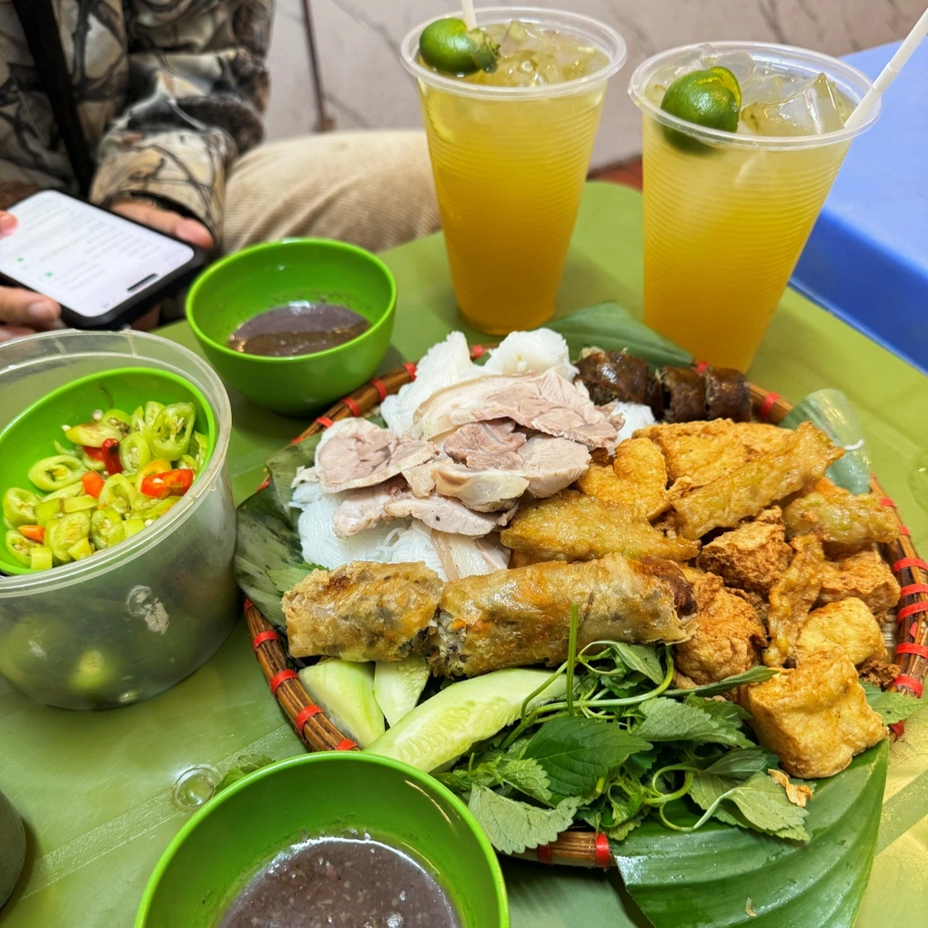 Bún đậu mắm tôm là món ăn khiến vị khách phương Nam muốn ăn mãi không chán.