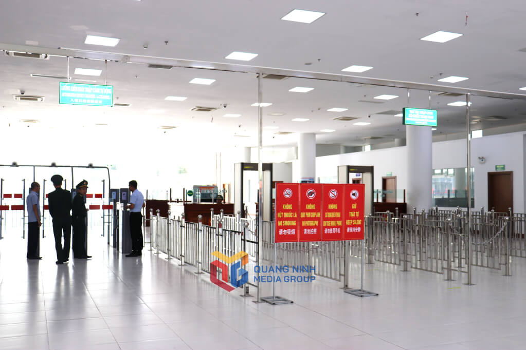 Khu vực du khách làm thủ tục và luồng kiểm soát nhập cảnh tự động tại khu vực Cửa khẩu quốc tế Móng Cái.
