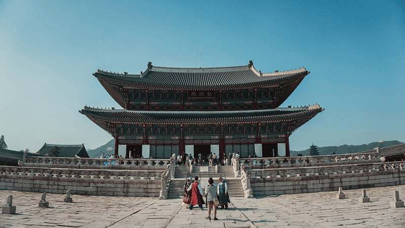 Chụp ảnh tại cung điện Gyeongbokgung.