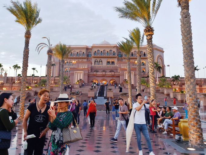 Du khách chụp ảnh trước Emirates Palace tại Abu Dhabi, UAE.