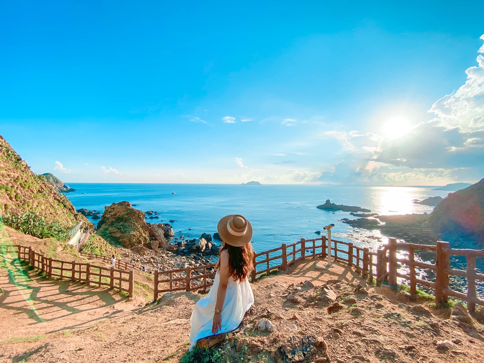 Du khách tham quan Eo Gió, tỉnh Bình Định. Du lịch nội địa vẫn là đóng góp chính cho du lịch trong nước