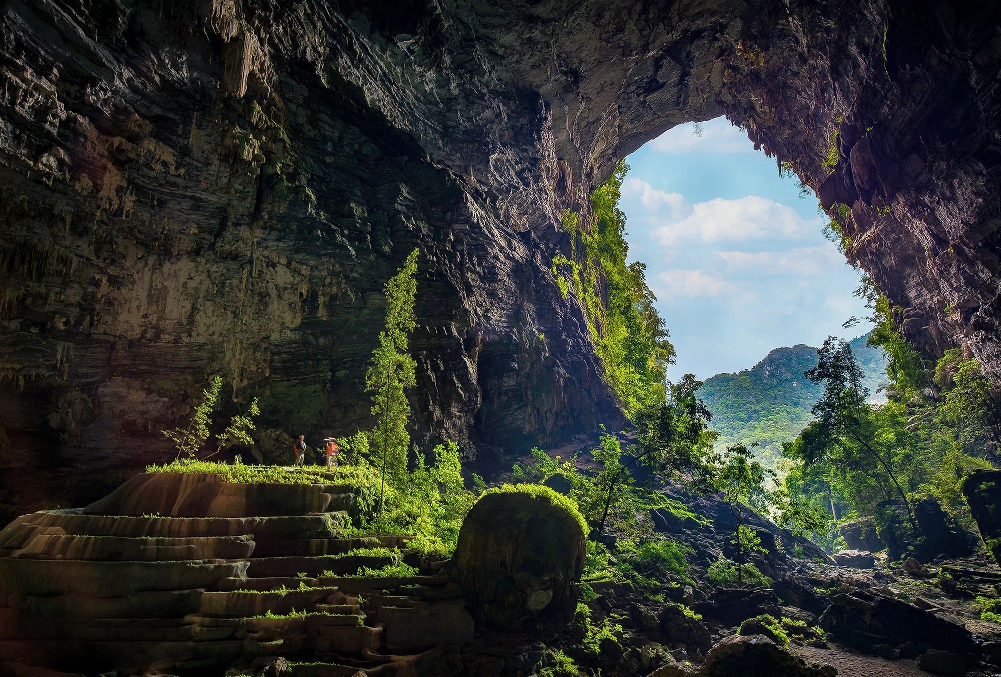 Từ bên trong cửa hang Tiên nhìn ra bên ngoài.