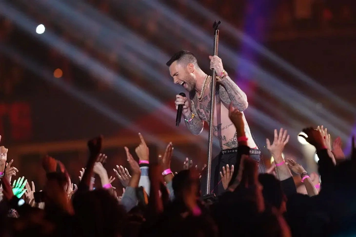 Nhóm Maroon 5 hiện tại có sáu người, Adam Levine (thứ ba từ phải sang) là trưởng nhóm - Ảnh: Guardian