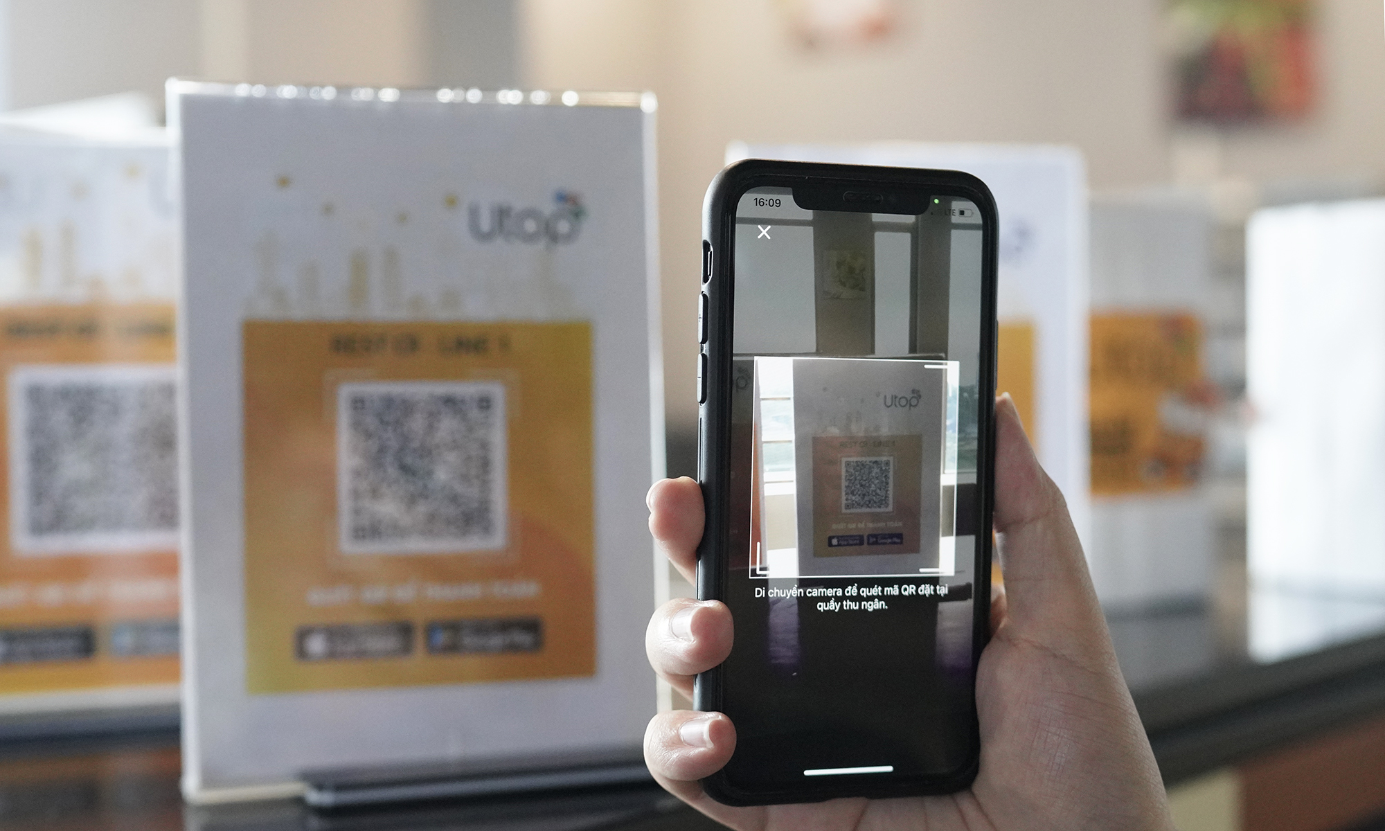 Luôn mang theo điện thoại di dộng bên người.