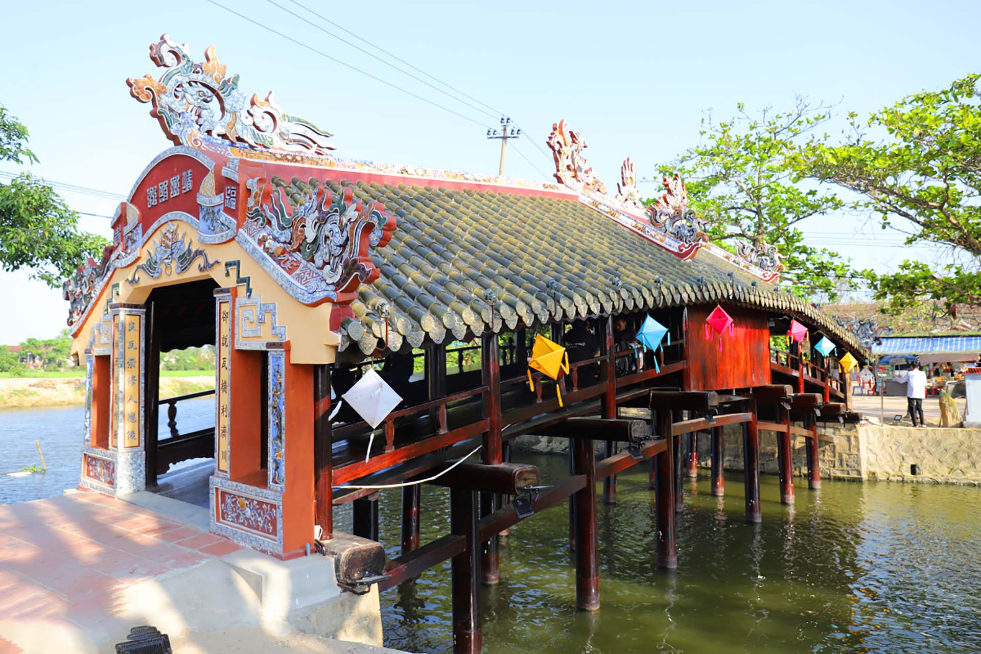 Cầu ngói Thanh Toàn.