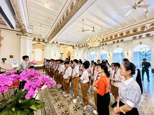 Tour tham quan di tích toà nhà trụ sở HĐND - UBND TPHCM tuy mới đưa vào khai thác nhưng rất được du khách yêu thích.