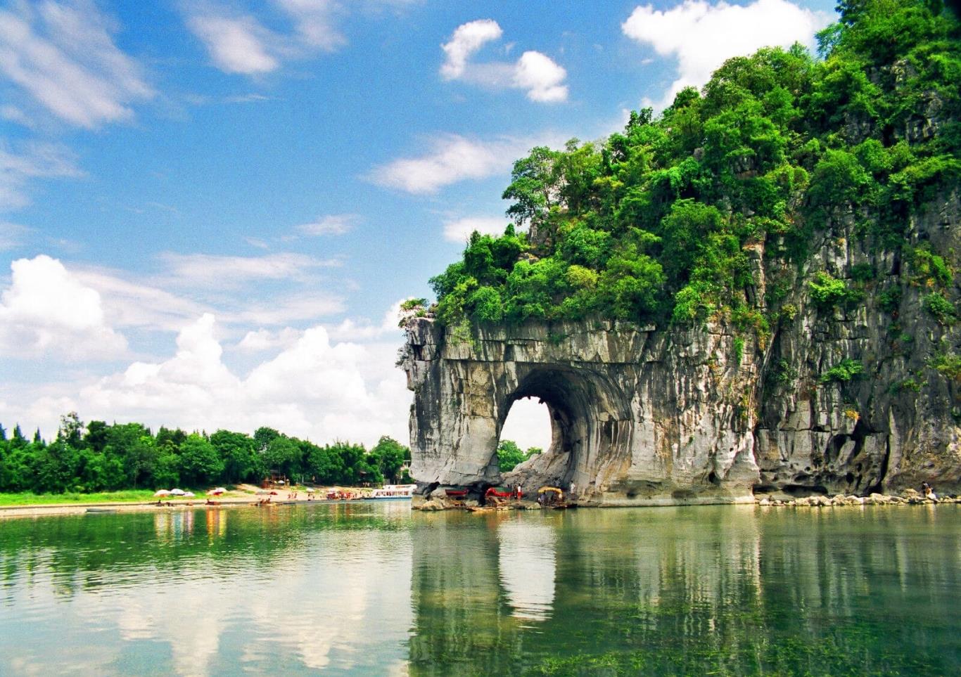 “Tượng sơn thuỷ nguyệt” – phong cảnh đêm núi Vòi Voi trông thật lung linh huyền ảo. Núi Vòi Voi được xem là biểu trưng của Quế Lâm.