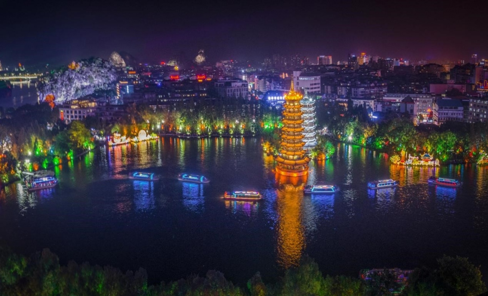 Cảnh đêm hai sông bốn hồ thật lung linh huyền ảo. Trong ảnh là Nhật Nguyệt song tháp rọi bóng lung linh trên mặt hồ Sam, cạnh đó là đoàn thuyền du lịch ngắm cảnh đi lại tấp nập