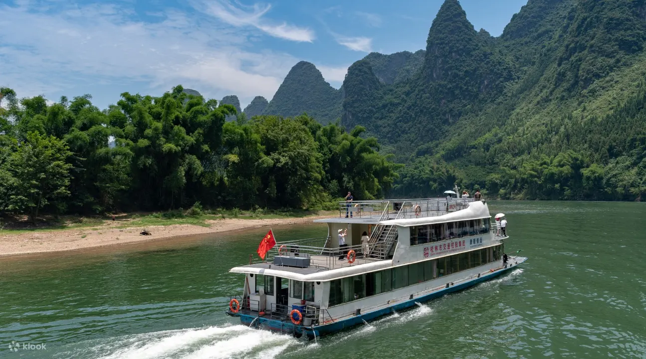 Đi thuyền và ngắm cảnh đẹp trên dòng sông Li