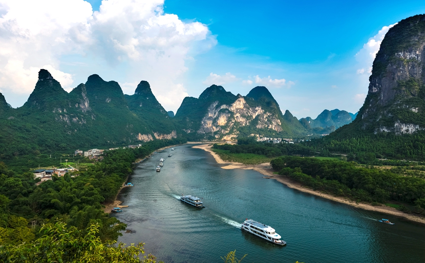 Đi thuyền và ngắm cảnh đẹp trên dòng sông Li