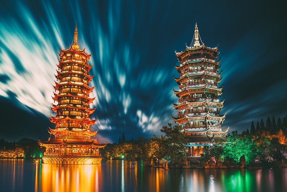 Nhật Nguyệt song tháp lung linh soi bóng mặt hồ về đêm