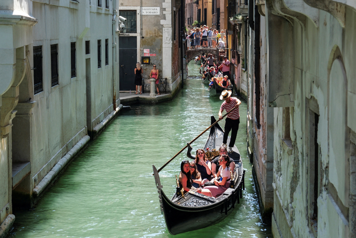 Du khách tham quan Venice vào ngày 15-7-2023 