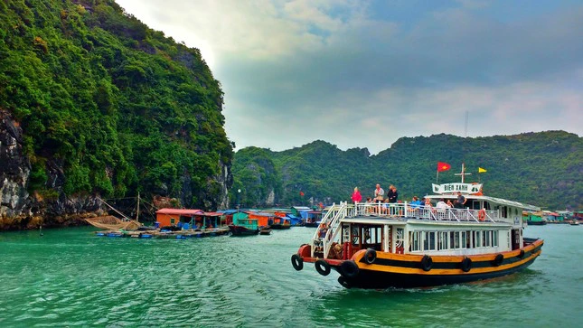 Một số tàu du lịch bị rò rỉ dầu khiến chất lượng nước biển bị ảnh hưởng