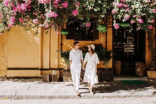 Những bức tường vàng cũng là background siêu xinh cho những chiếc hình của hai bạn.