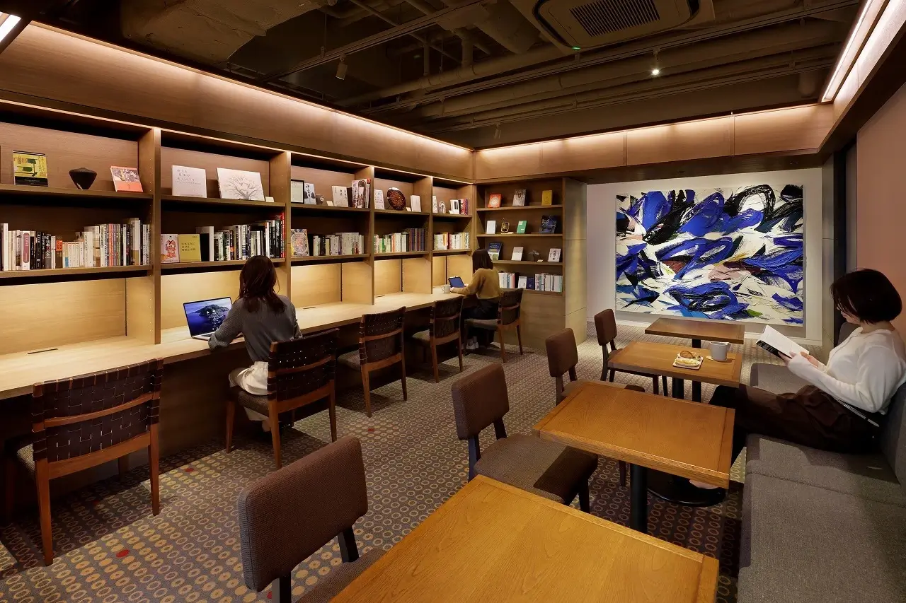 Điểm thu hút chính là Daikanyama T-Site, có lẽ là cửa hàng sách ấn tượng nhất thế giới trải dài ba tòa nhà liên kết với nhau trong khung cảnh giống như một khu rừng