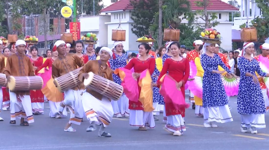 Biểu diễn trang phục văn hóa dân tộc trên đường phố Phan Thiết, Bình Thuận.