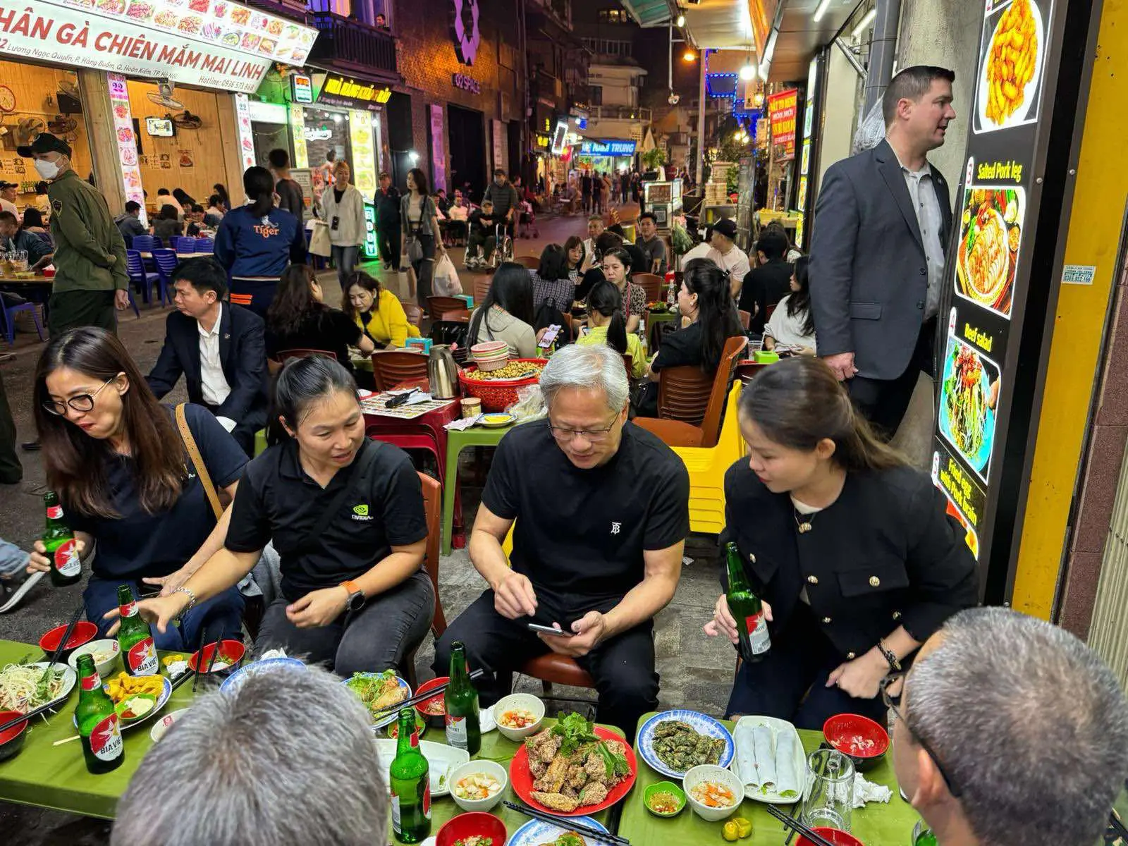 Vị tỷ phú Jensen Huang dành thời gian đi dạo quán ăn ở Hà Nội.