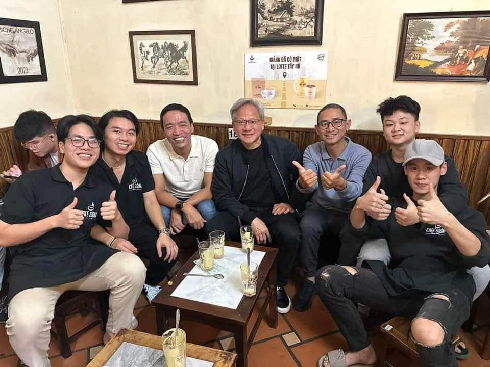 Vị tỷ phú Jensen Huang dành thời gian đi dạo quán ăn ở Hà Nội