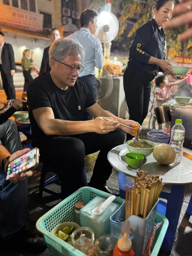 Nhiều người tỏ ra khá bất ngờ khi thấy tỷ phú Jensen Huang lại xuất hiện ở ngay vỉa hè tại phố cổ