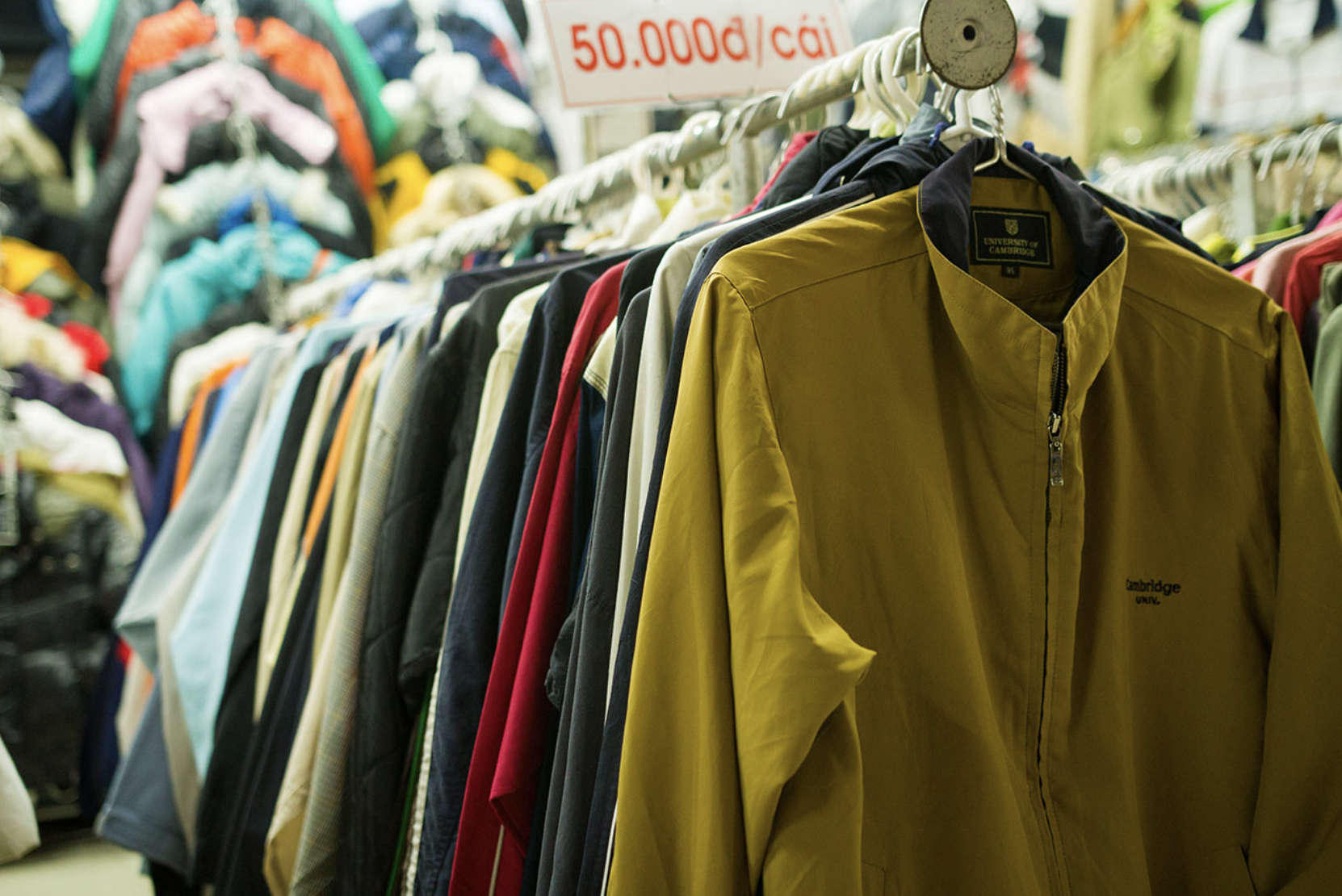 Bạn nên mua áo khoác (áo ấm) khi tới chợ Đà Lạt, vì ở đây trendcoat (áo măng tô hay áo khoác ấm) khá đa dạng, vô vàn kiểu để bạn chọn lựa.