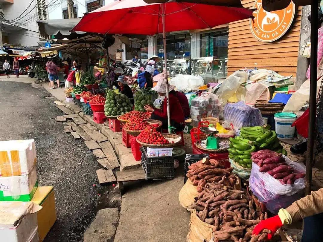 Tại chợ Đà Lạt có bày bán rất nhiều món đặc sản cùng các loại rau củ quả.