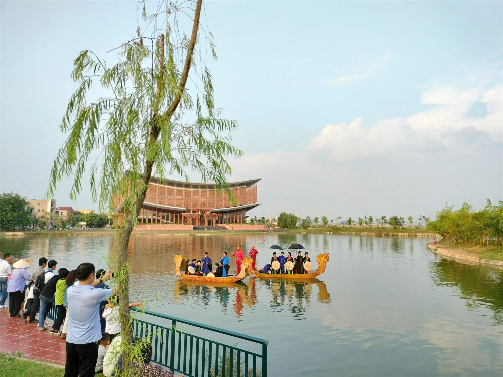 Thành phố Bắc Ninh nổi tiếng với lễ hội truyền thống diễn ra quanh năm