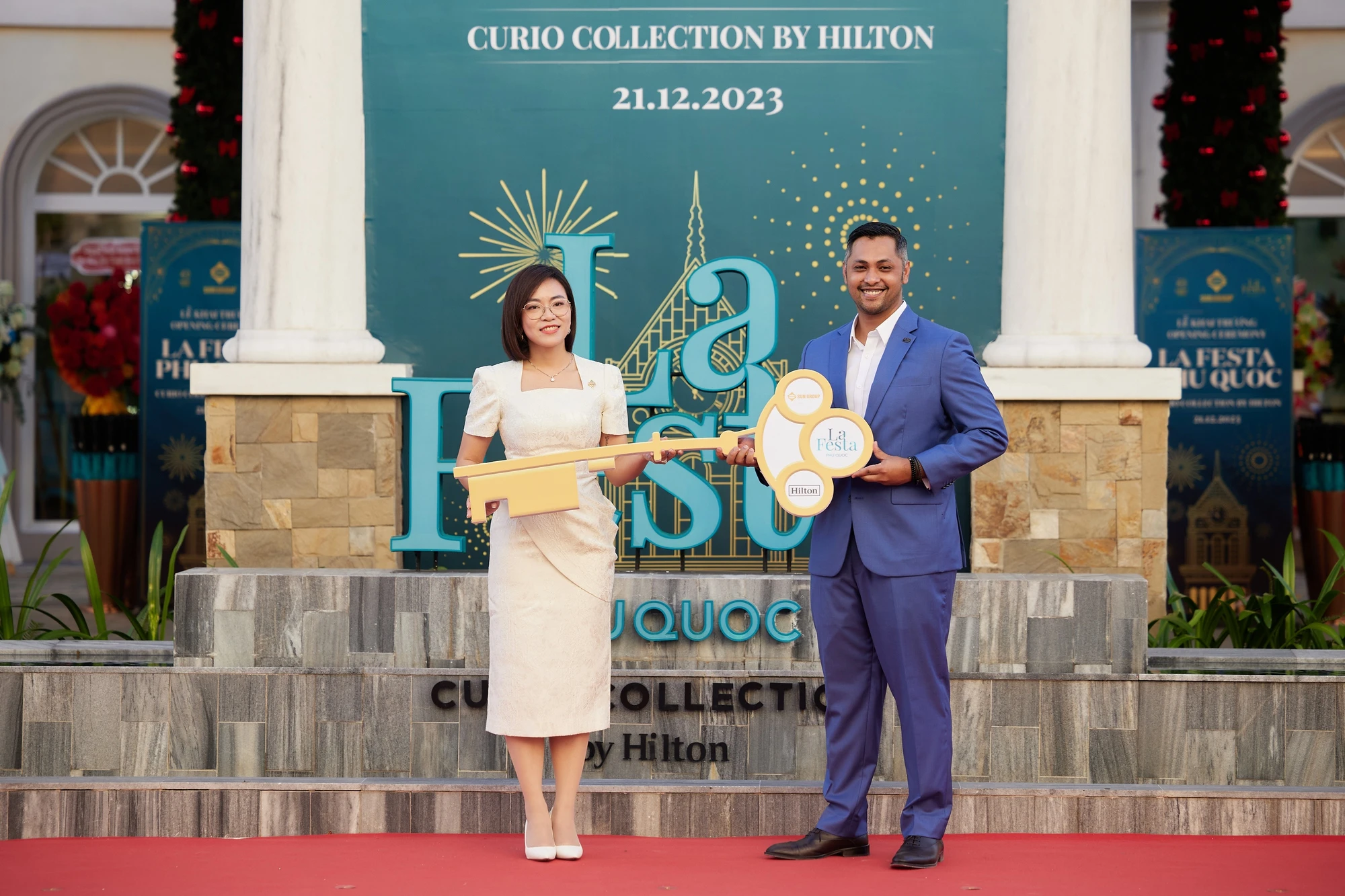 Đại diện Sun Group và Hilton trao chìa khóa chính thức khai trương khách sạn