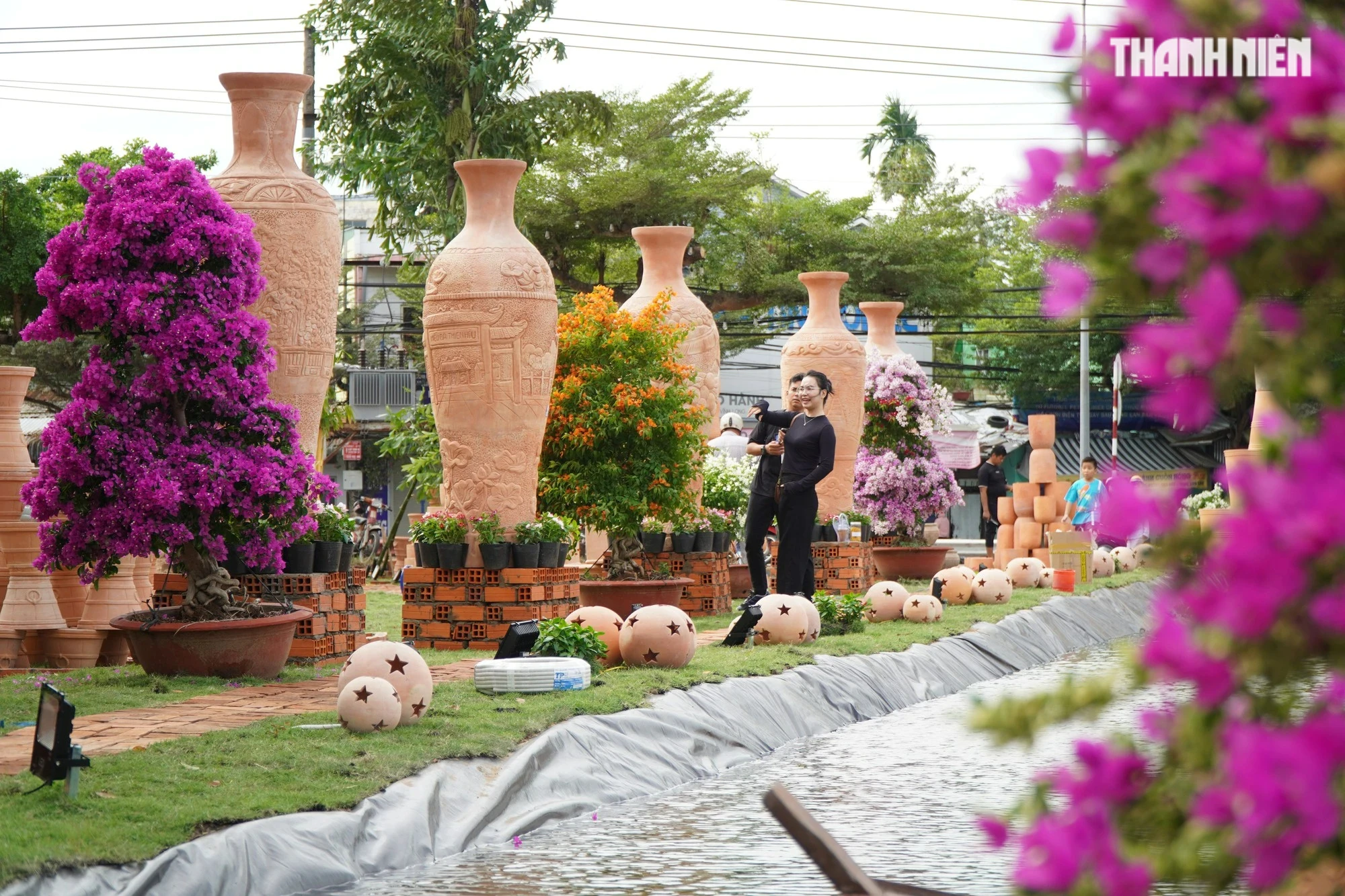 Đã có hơn 900 sản phẩm gốm đỏ được trưng bày tại đây
