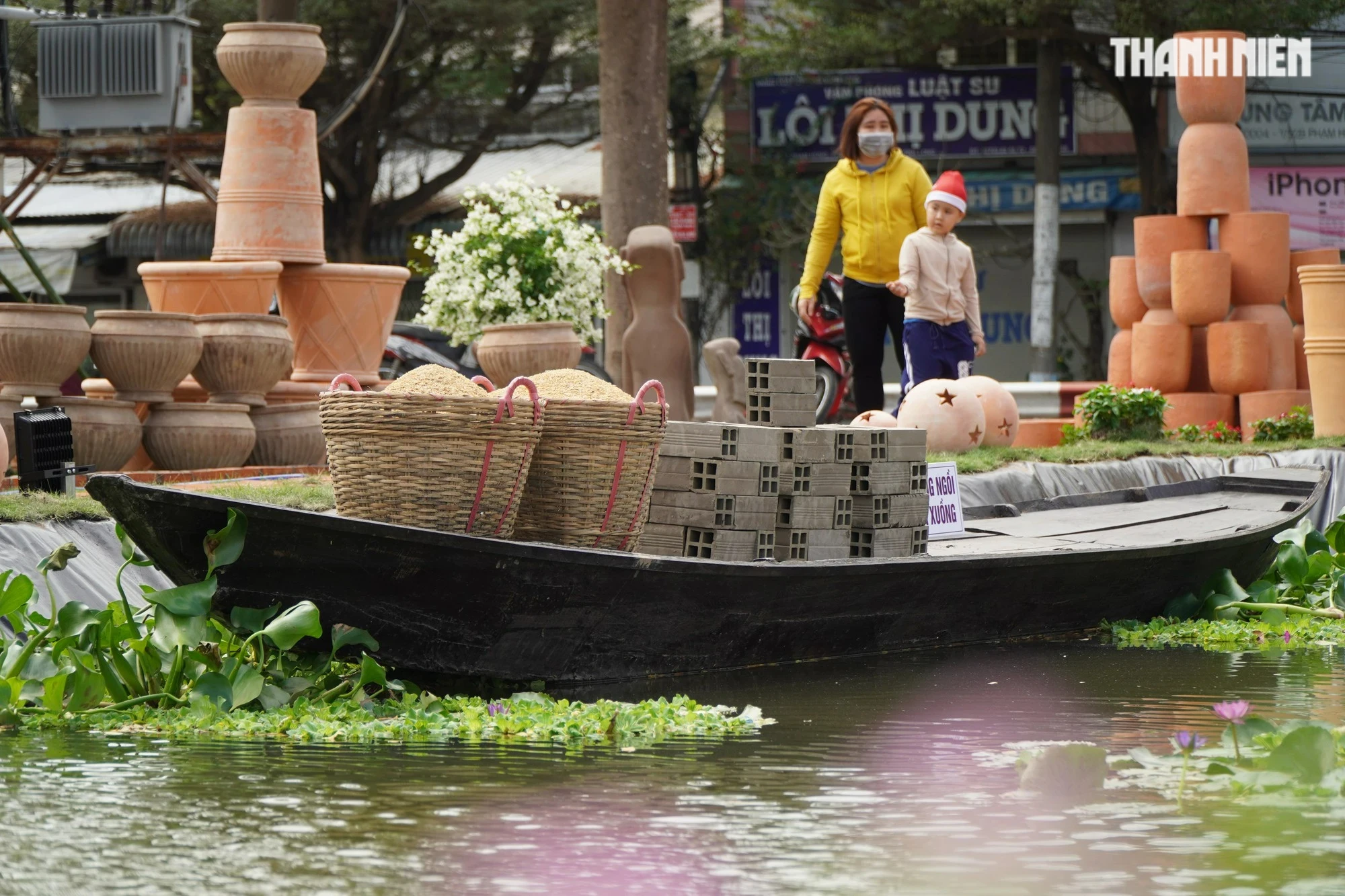 Ghe vận chuyển nguyên liệu trấu và gạch chưa nung