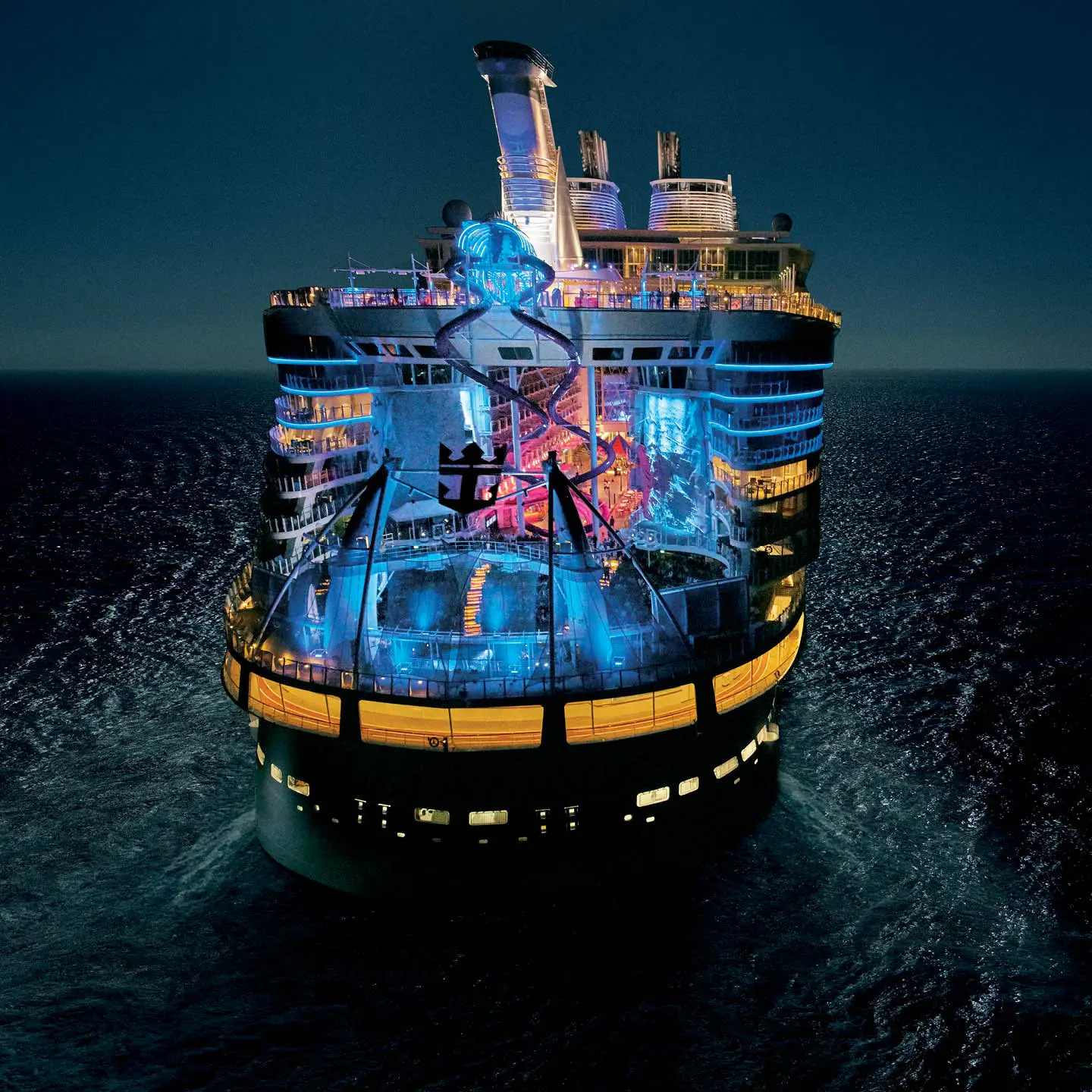 Sự khổng lồ của Harmony of the Seas được hình dung như một thành phố New York thu nhỏ, nơi luôn nhộn nhịp từ ngày sang đêm. D