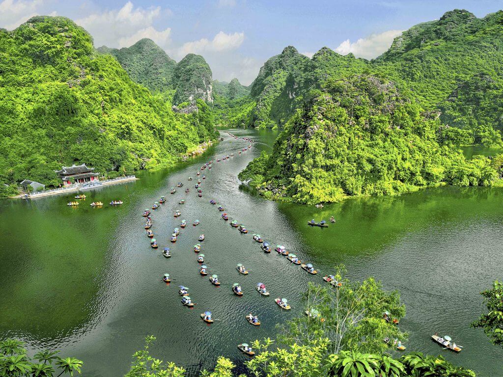 Tràng An - Ninh Bình là khu du lịch sinh thái thu hút rất nhiều khách du lịch hiện nay.