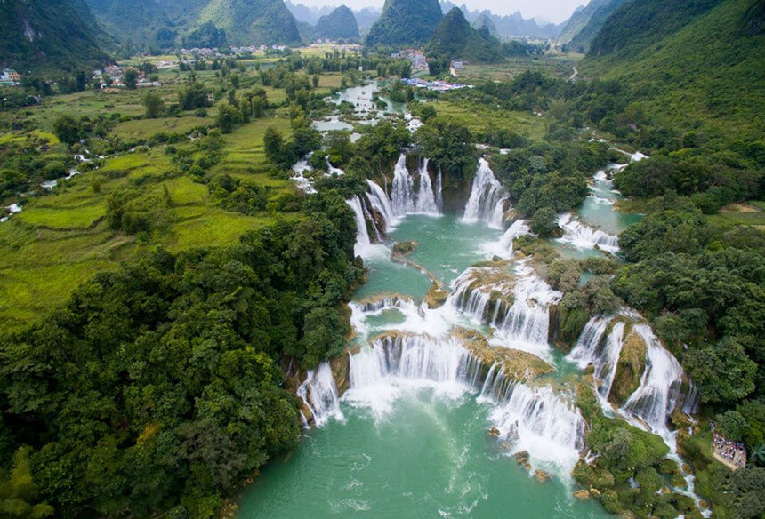 Du khách tham quan hồ Ba Bể bị mê hoặc bởi mặt nước trong xanh và cảnh núi non hai bên hồ.