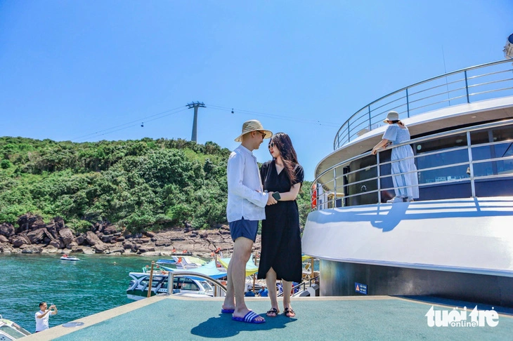 Khách du lịch đến tham quan các tour bốn đảo Phú Quốc