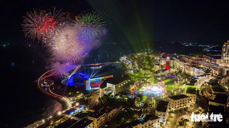 Chương trình countdown 2024 bên Cầu Hôn ở Phú Quốc đã thu hút hàng ngàn du khách đến tham quan