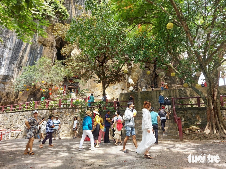 Khách du lịch đến tham quan Thạch Động ở TP Hà Tiên